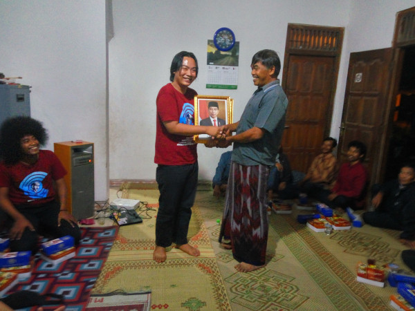 Pemberian kenang kenangan dr kkn USD