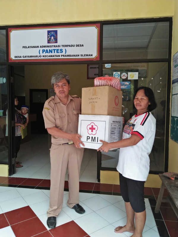 pemberian bantuan ke warga 