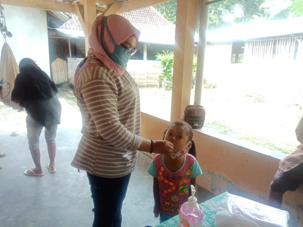 Ibu Kader sedang memberikan Vitamin