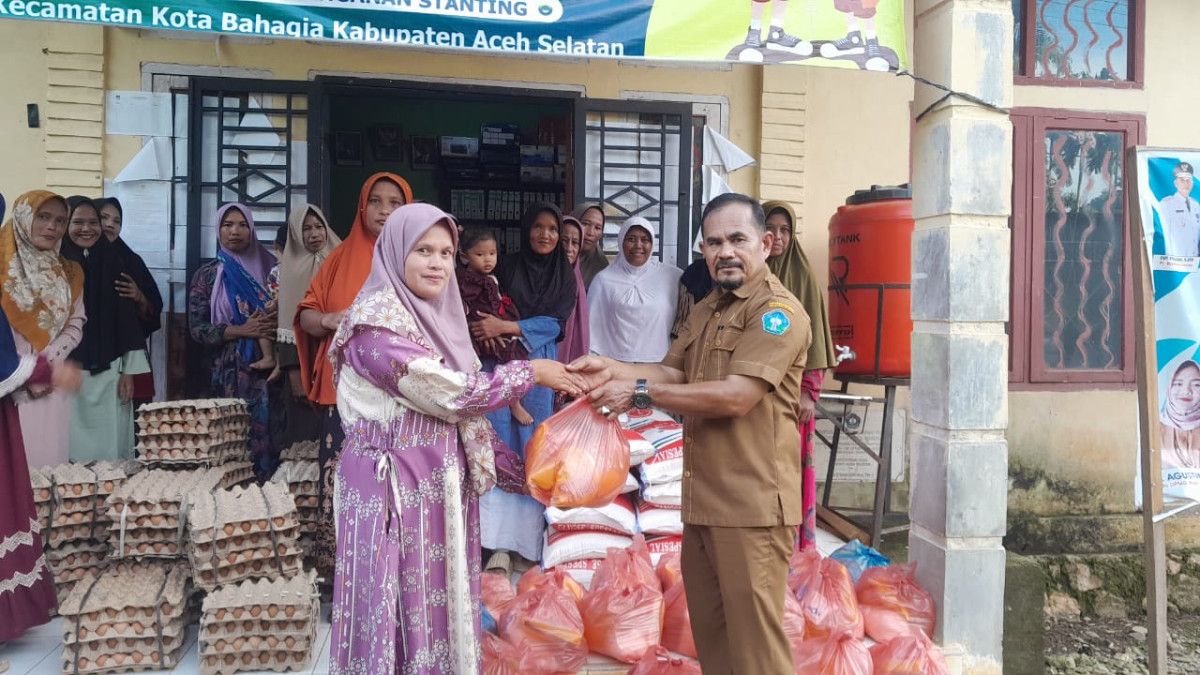PEMBERIAN BANTUAN SOSIAL DANA INTENSIV VISKAL KEMISKINAN EKSTRIM KEPADA KELUARGA RESIKO STUNTING DI DESA ALURDUAMAS LOKUS STUNTING KECAMATAN KOTA BAHAGIA KABUPATEN ACEH SELATANKECAMATAN