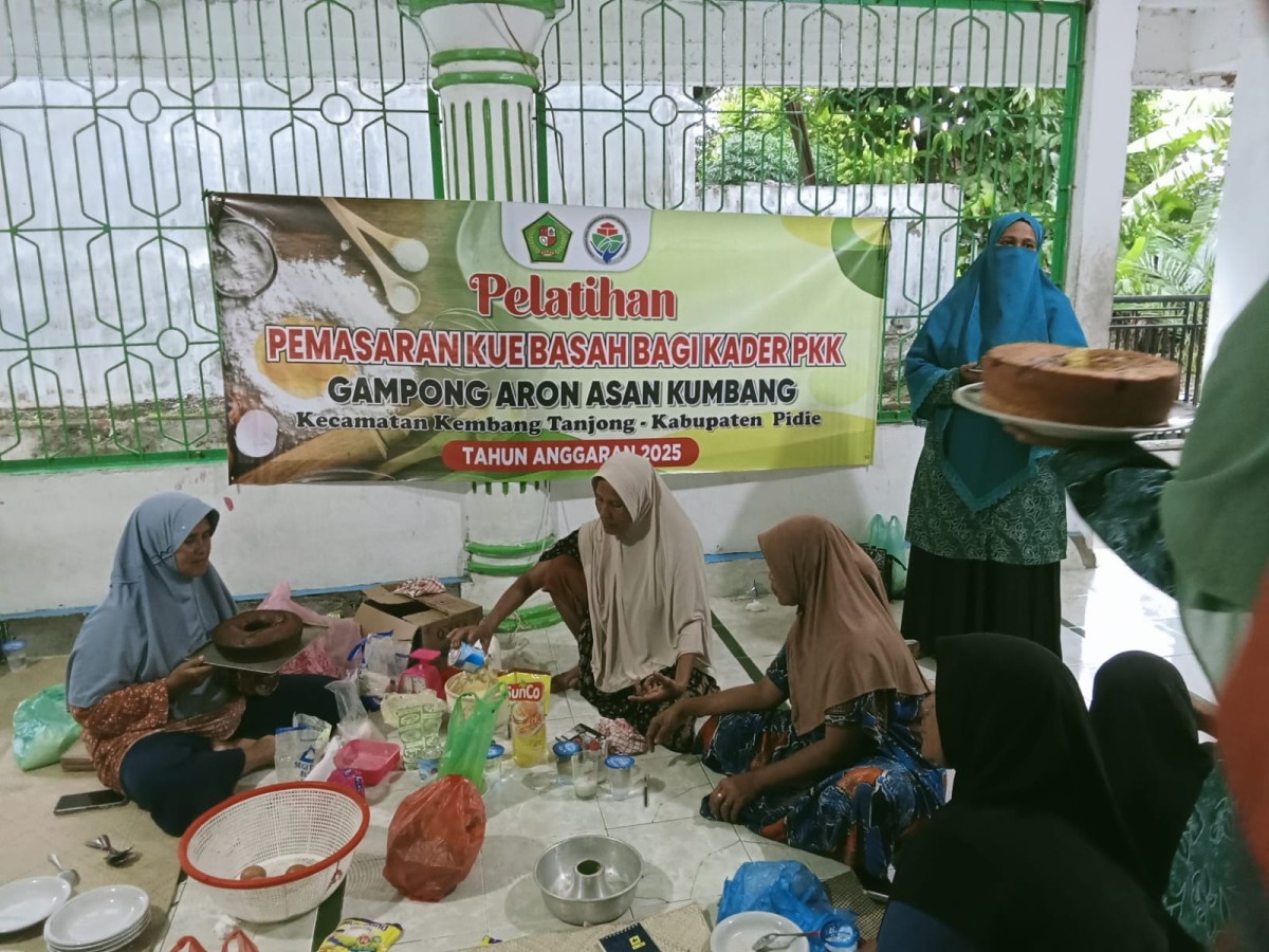 Pelatihan pembuatan kue basah tim pkk