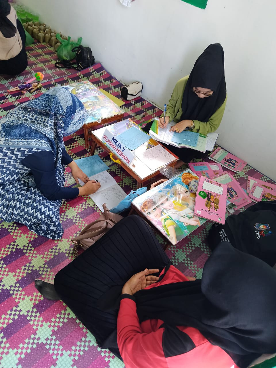 Kader Posyandu Menganalisa Perkembangan Tumbuh Kembang Bayi dan Kesehatan Ibu Hamil.