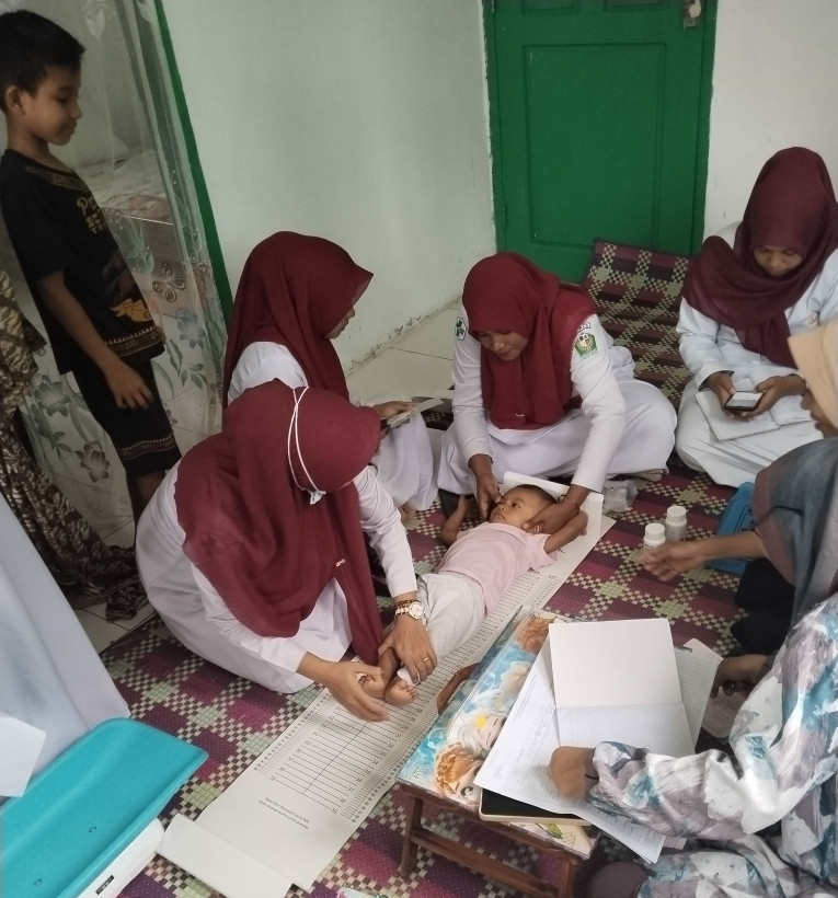 Kegiatan penimbangan berat badan anak