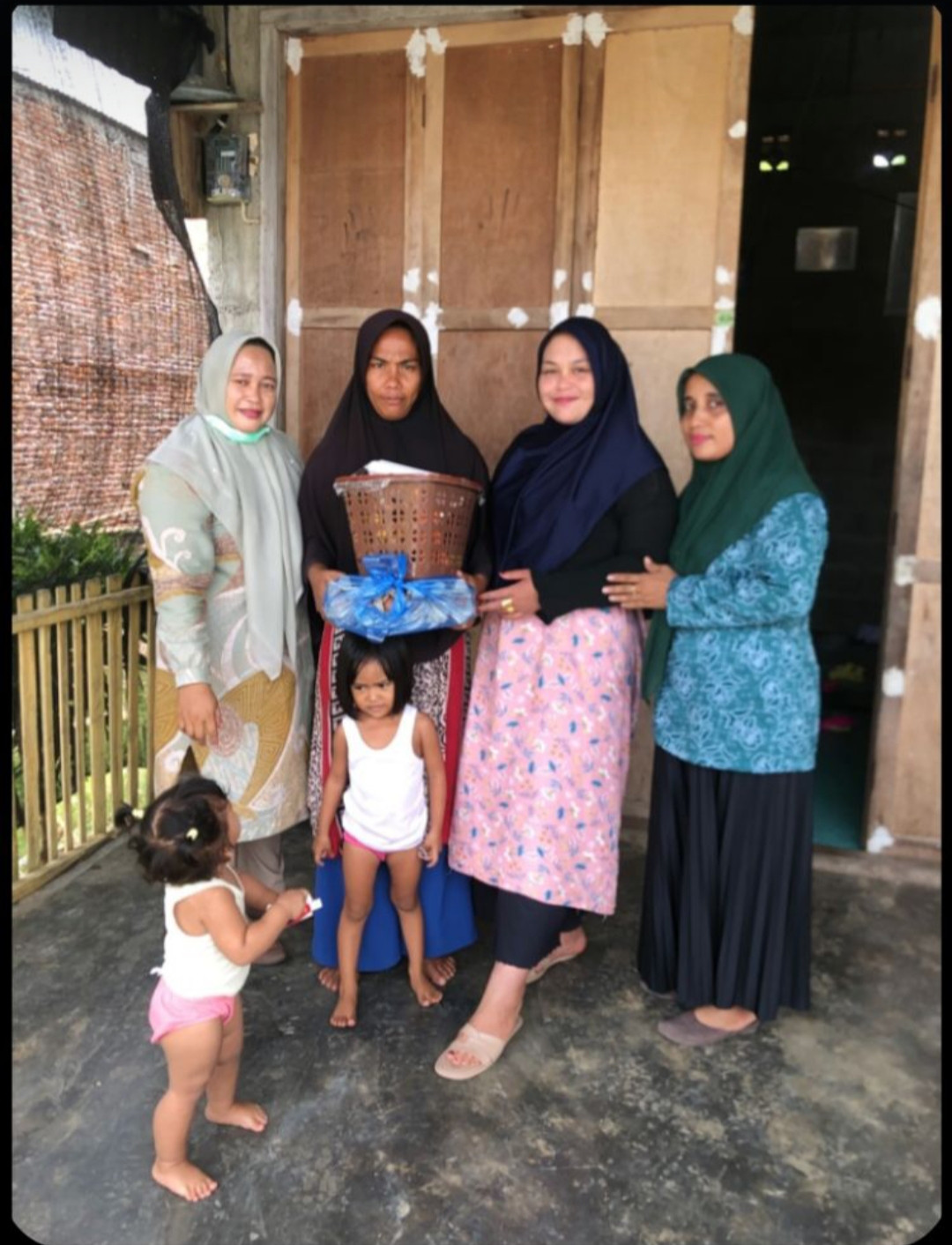 Pembagian PMT buat balita sunting dan ibu hamil Resti