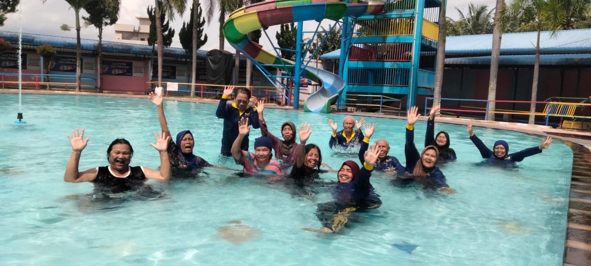 Kegiatan Poktan bkl berenang bersama