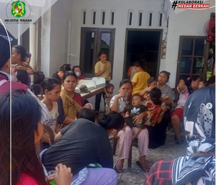 Pengolahan sampah kulit buah menjadi ecoenzyme oleh Lurah Helvetia Tengah, Ibu Naikma Marbun, SE, MM., dan Kader PKK Kelurahan Helvetia Tengah, bersama Kepling.