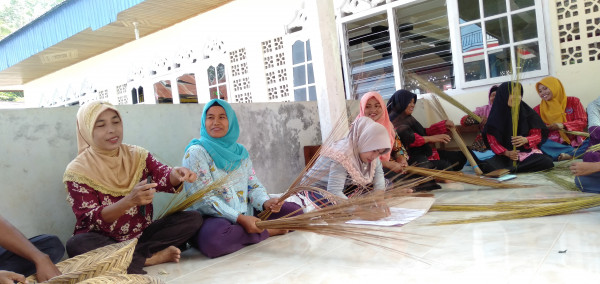 PELATIHAN MENGANYAM LIDI