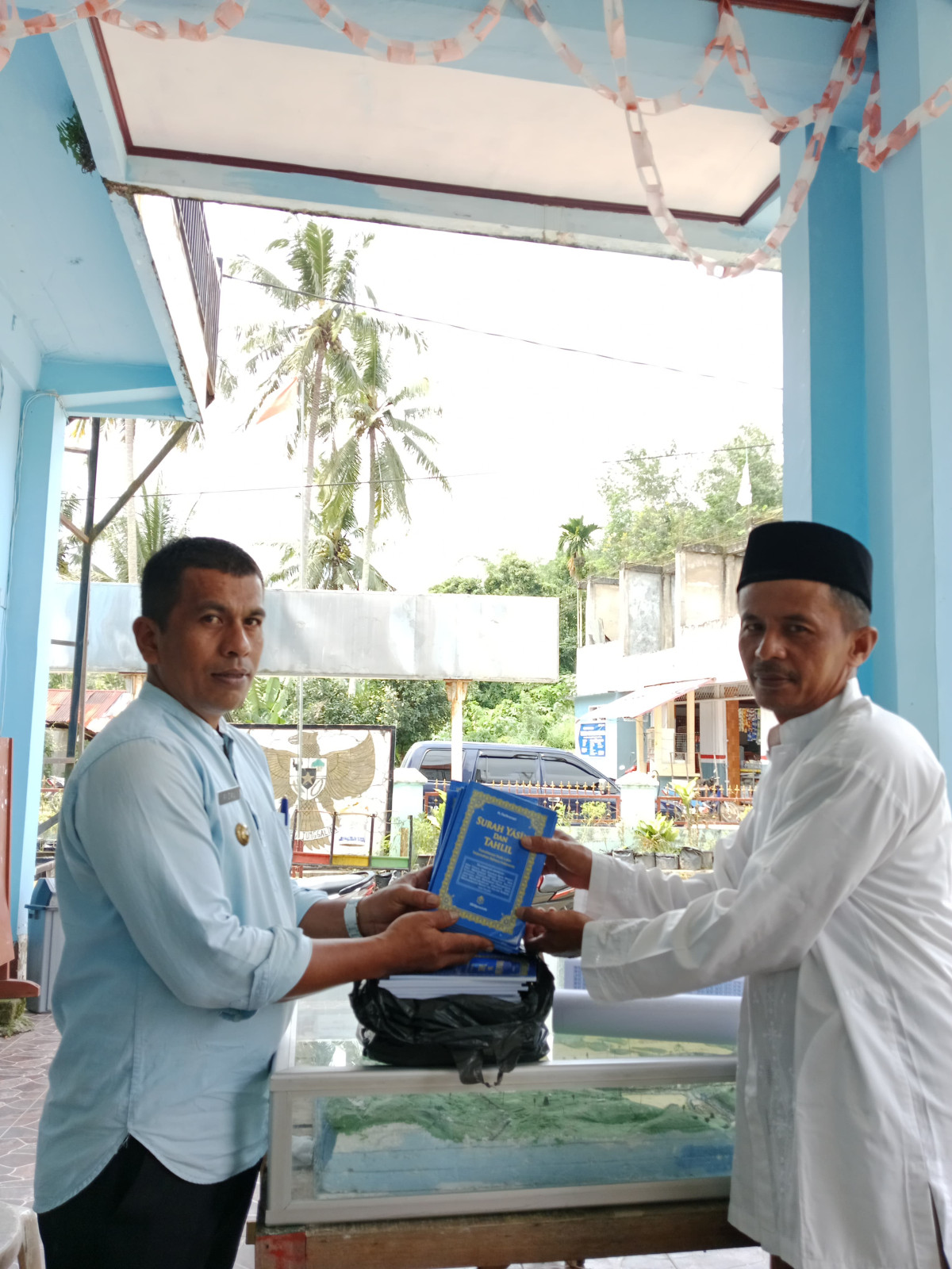 Pemberian bantuan buku surat yasin dan tahlil kepada ulama nagari gauang