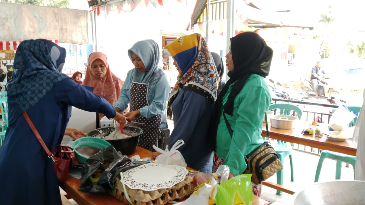 Pembuatan kue bolu bersama komponen kampung KB