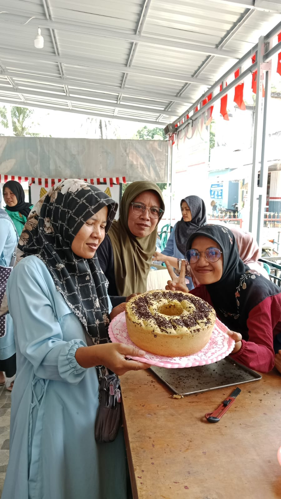 Pembuatan kue bolu bersama komponen kampung KB