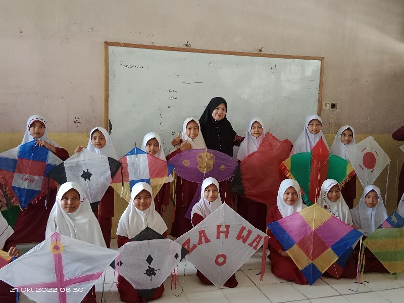 Mengenalkan salah satu permainan rayat kepada siswa sd