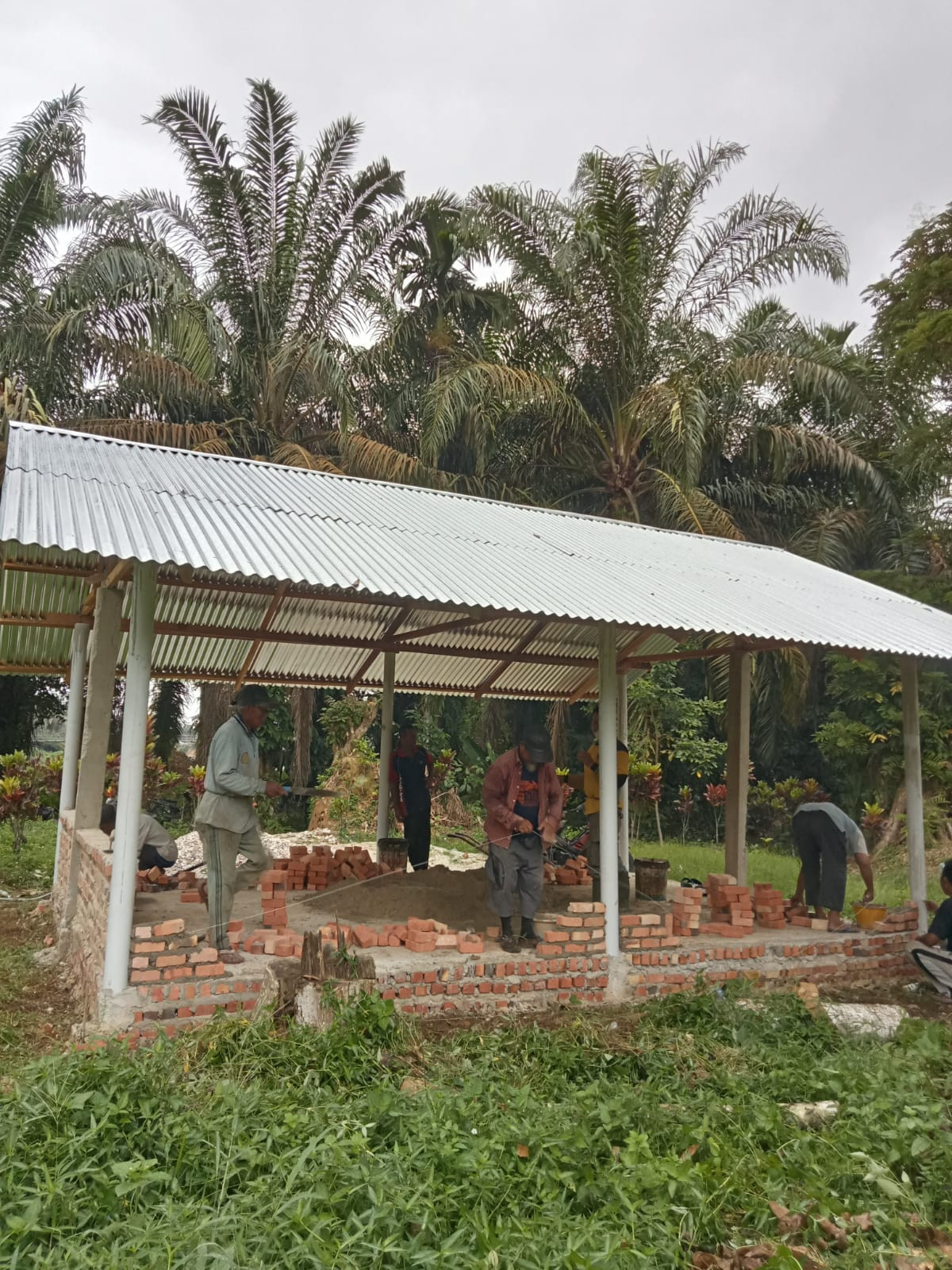 Gotong royong membuat balai-balai di TPU