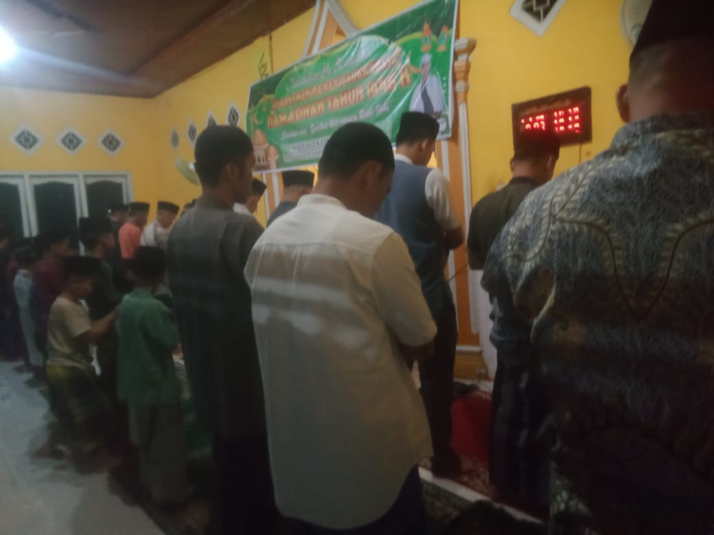 Keg,,sholat taraweh langgar Al mujahidin