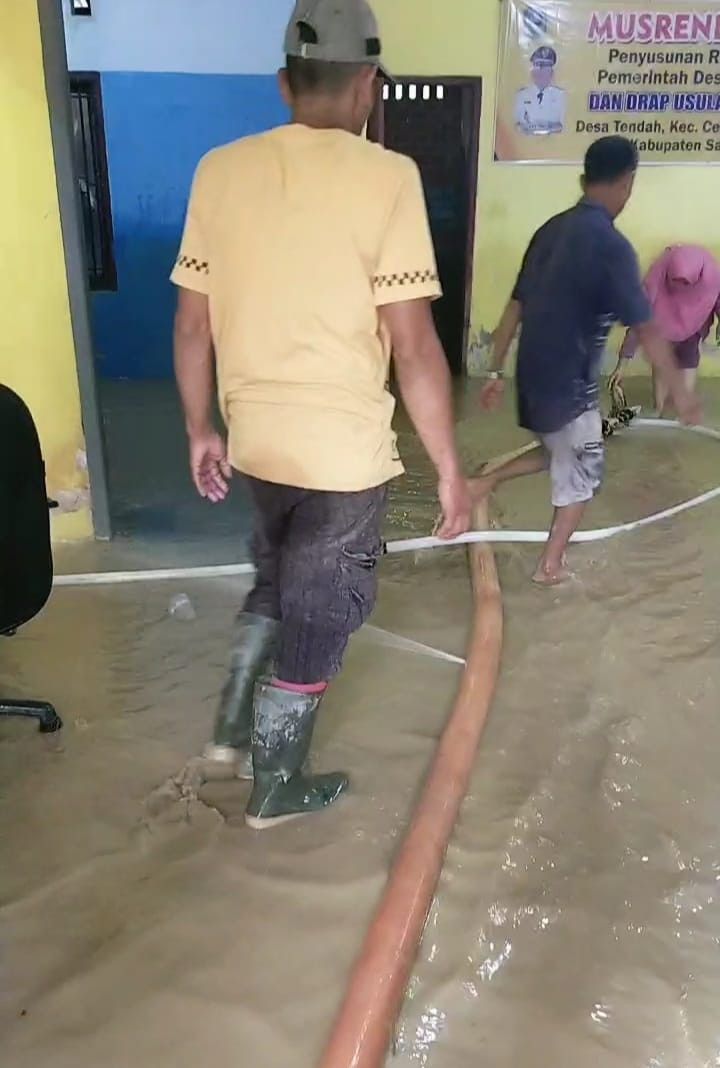 Gotong royong membersihkan kantor desa tendah