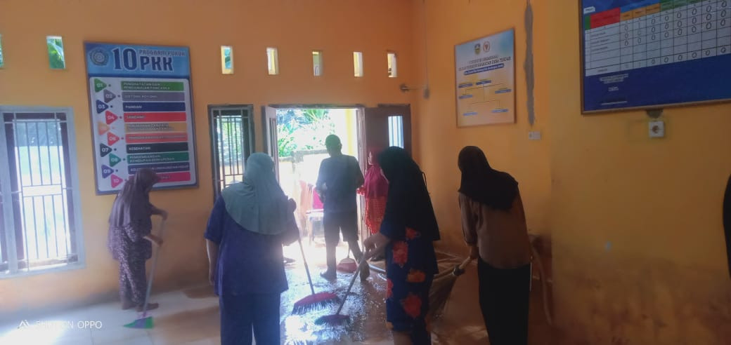 Kegiatan gontong royong membersihkan kantor desa tendah tgl 12-04-2025