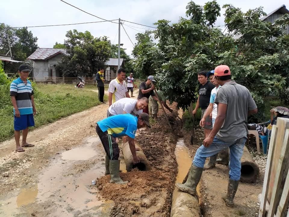 Gotong royong jalan menuju TPU desa tendah