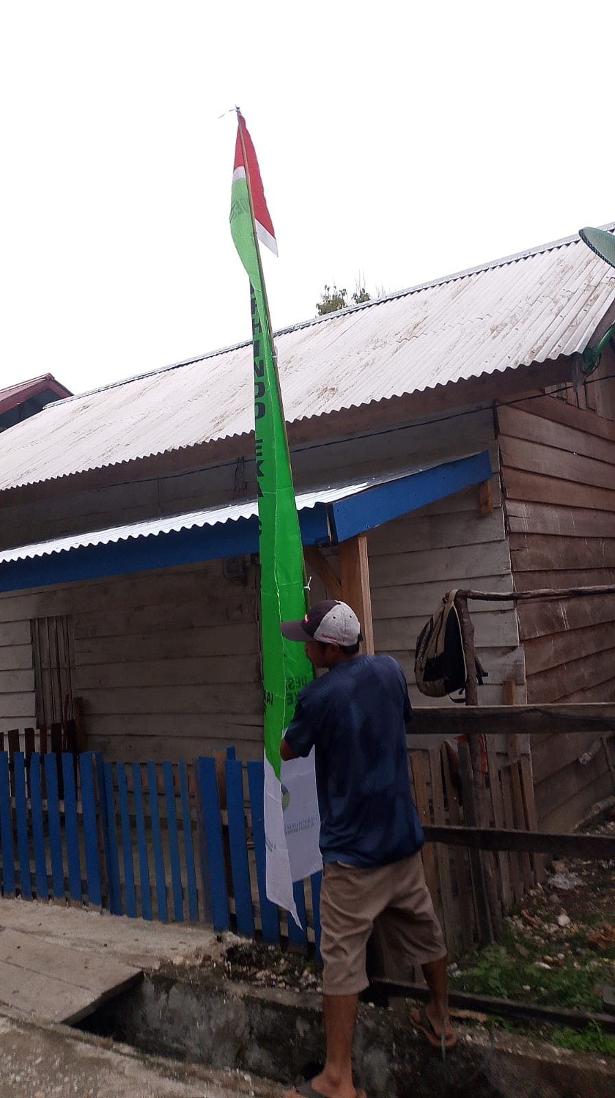 Pemasangan umbul² menyambut hari kemerdekaan Republik Indonesia.. Sungai keramat 13 Agustus 2025