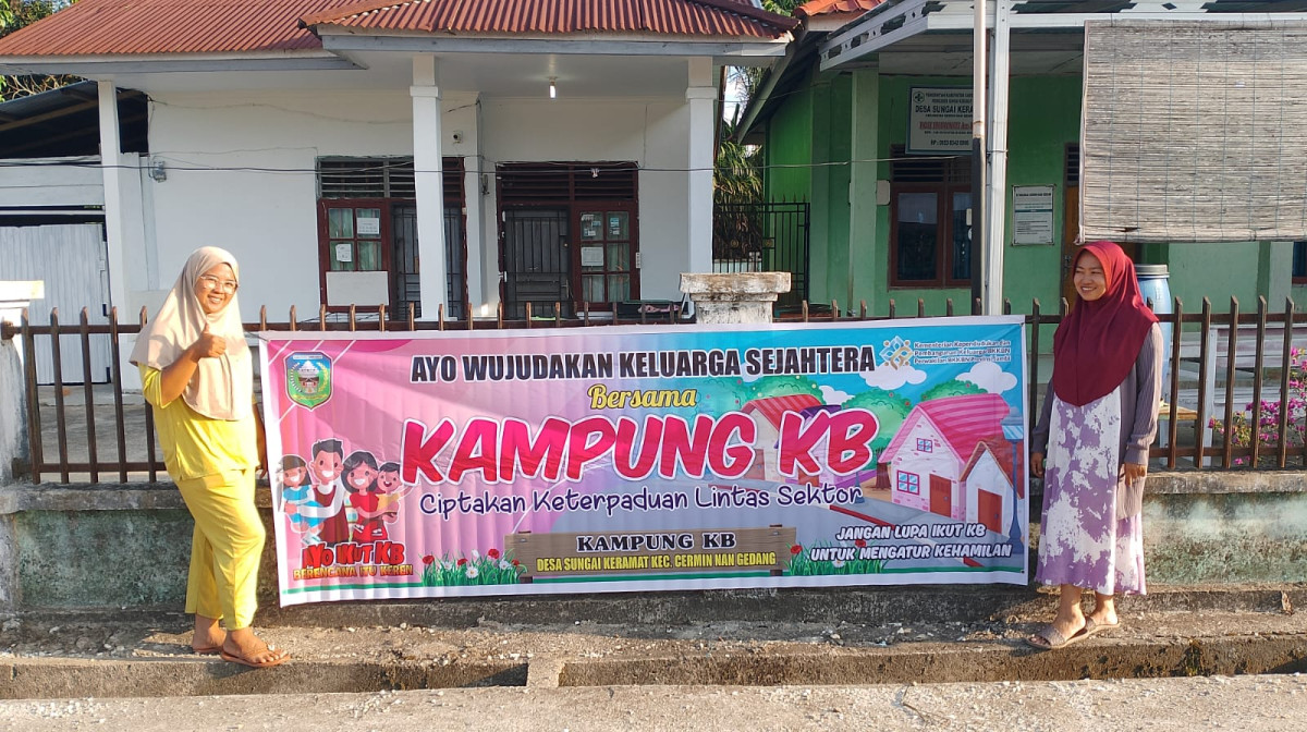 Pemasangan spanduk kampung KB desa sungai keramat tgl 14 Agustus 2025