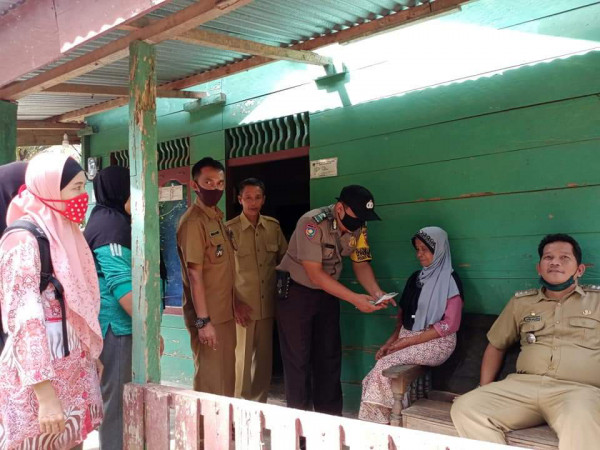 Penyerahan Bantuan BLT DD kepada warga