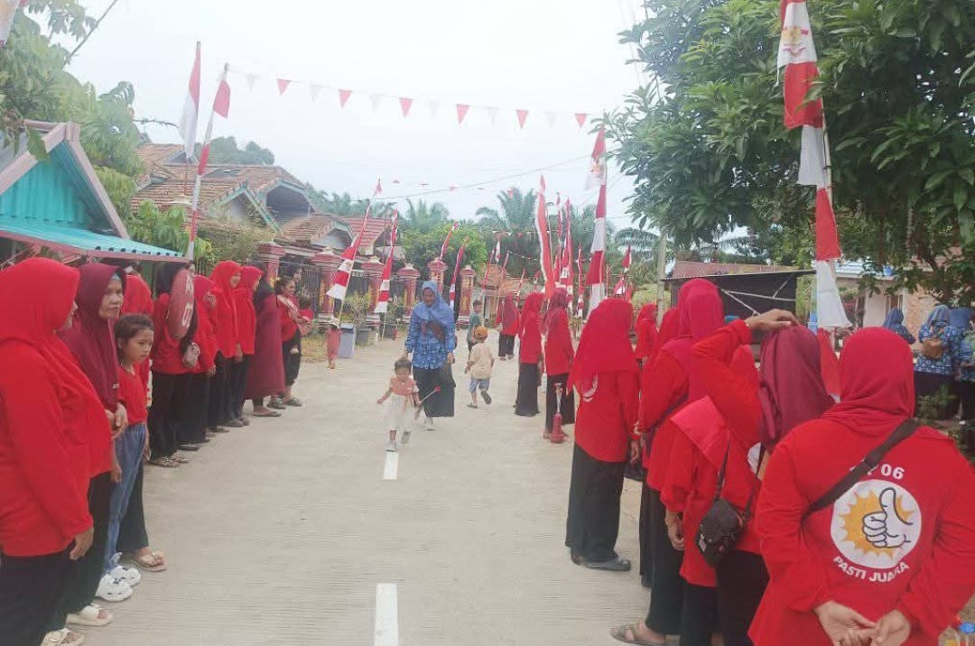 Mengikuti lomba kebersihan lingkungan Desa per RT