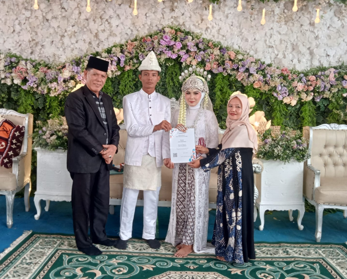 penyerahan sertifikat elsimil kepada pasangan Surani dan Eki dusun 06 desa megang sakti 3 bersama kepala KUA kecamatan megang sakti
