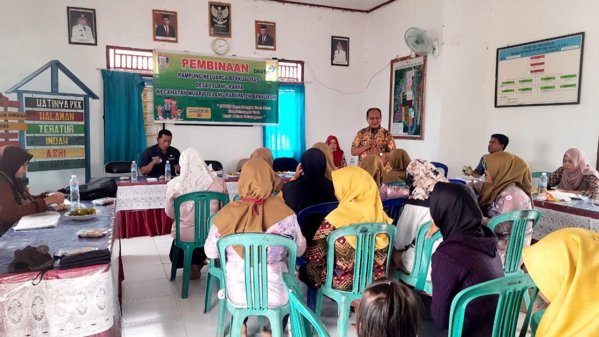 Pemberian Materi oleh Kepala Bidang Pengendalian Penduduk Bapak Zulkarnaim LK, S.Sos., M.Si