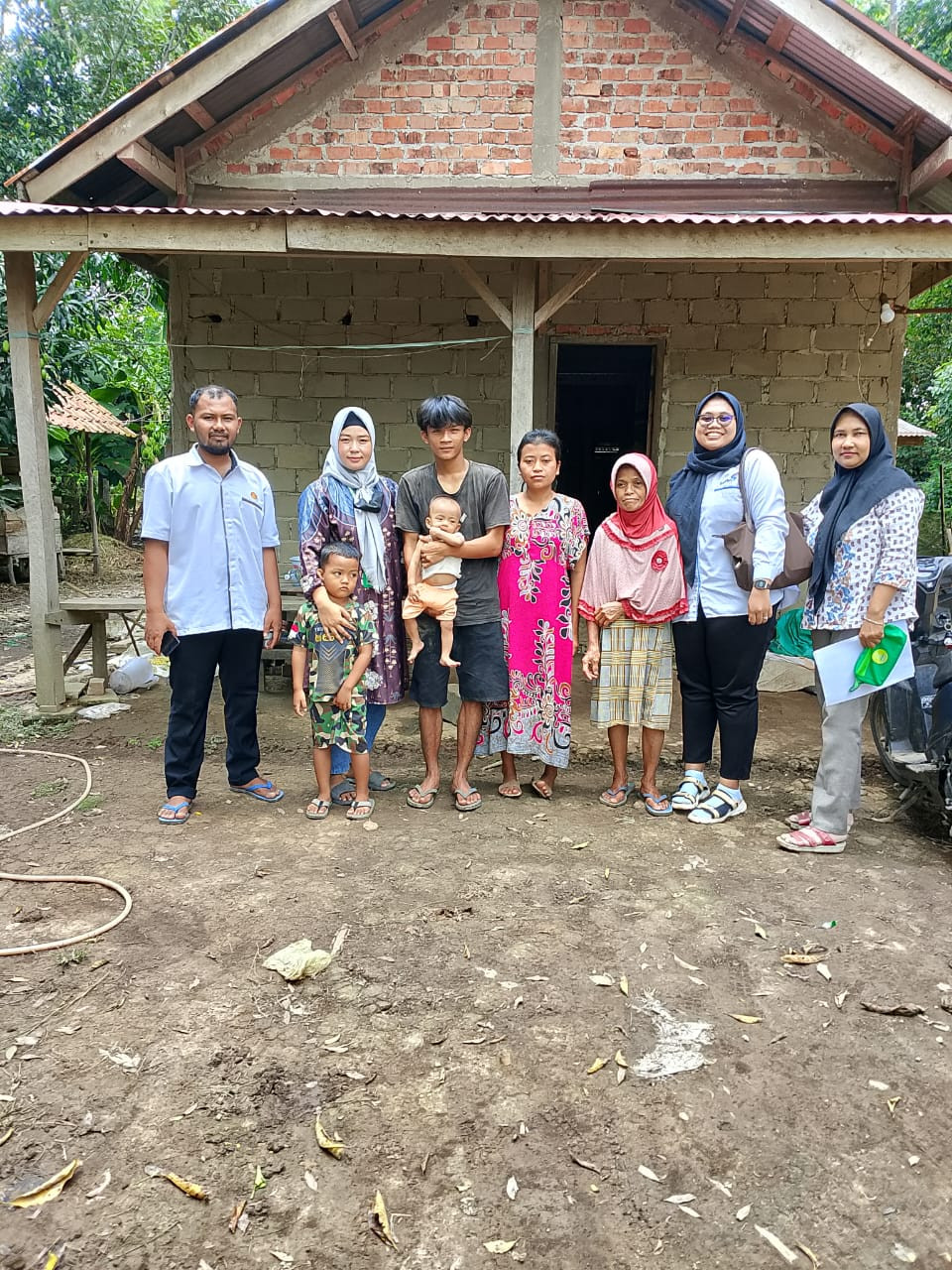 Foto bersama keluarga balita beresiko stunting