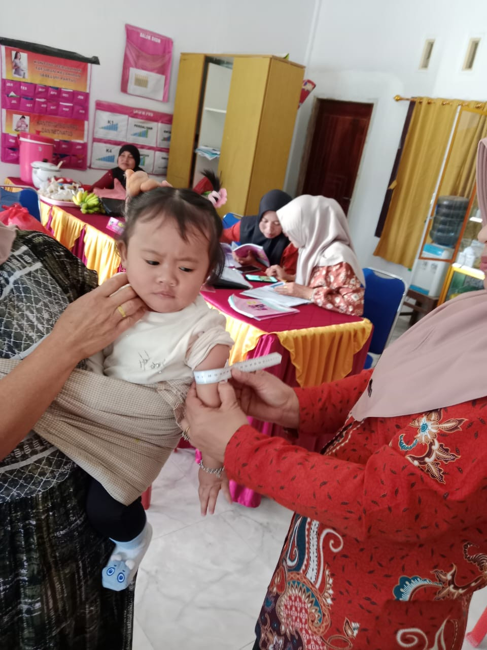 Mengukur lingkar lengan balita