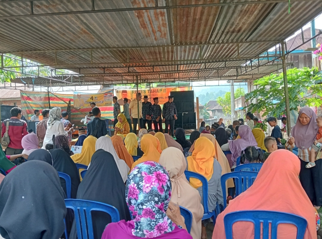 Pemberian bola voli kepada ketua karang taruna