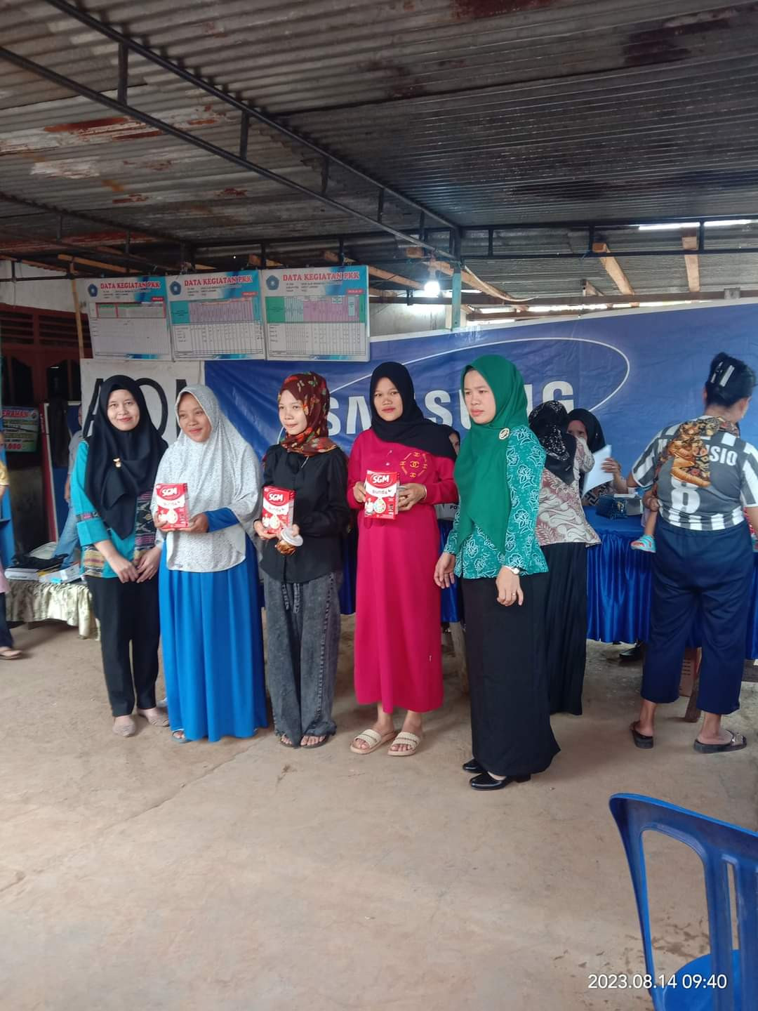 pembagian PMT pada keluarga sasaran