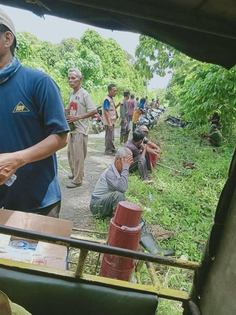 Gotong royong penebasan jalan