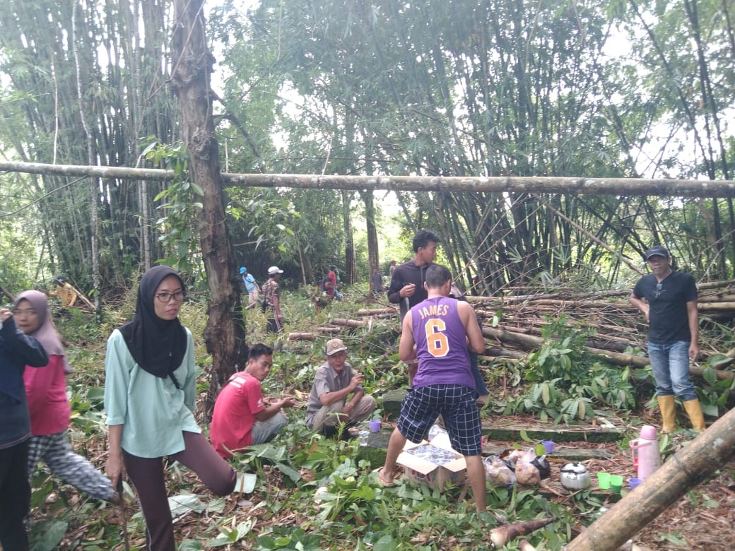 gotong royong membersih kan makam