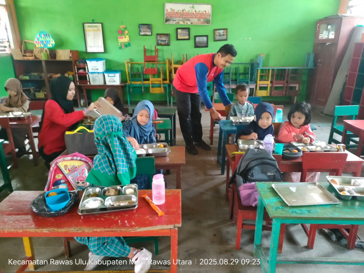 Memonitor Pembagian MBG TK Bhayangkara Pasar Surulangun