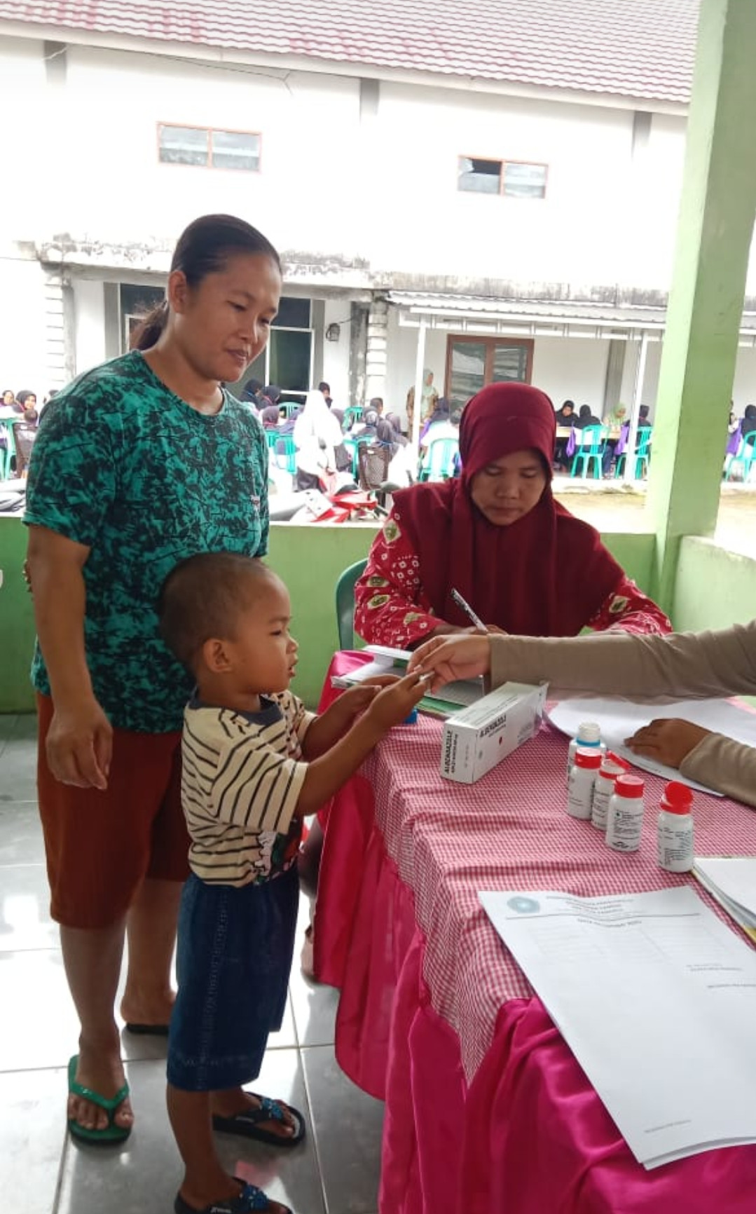 Pemberian obat cacing dan vitamin A pada balita