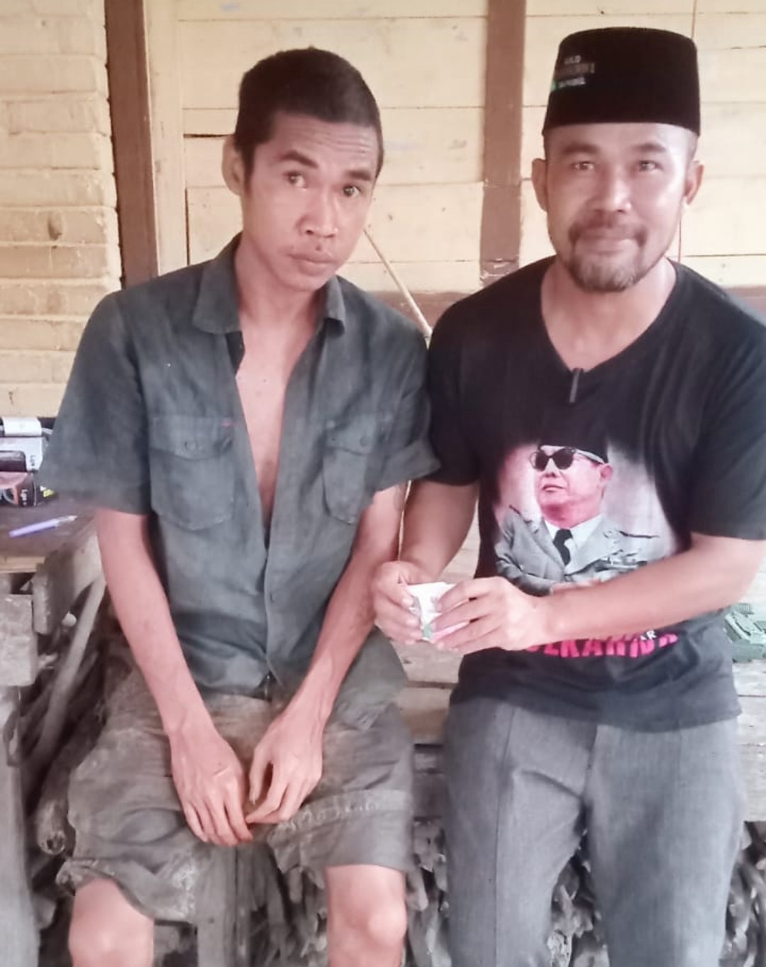 Pemberian BLT kepada orang dengan kebutuhan khusus diberikan langsung oleh bapak kades pangkul oleh