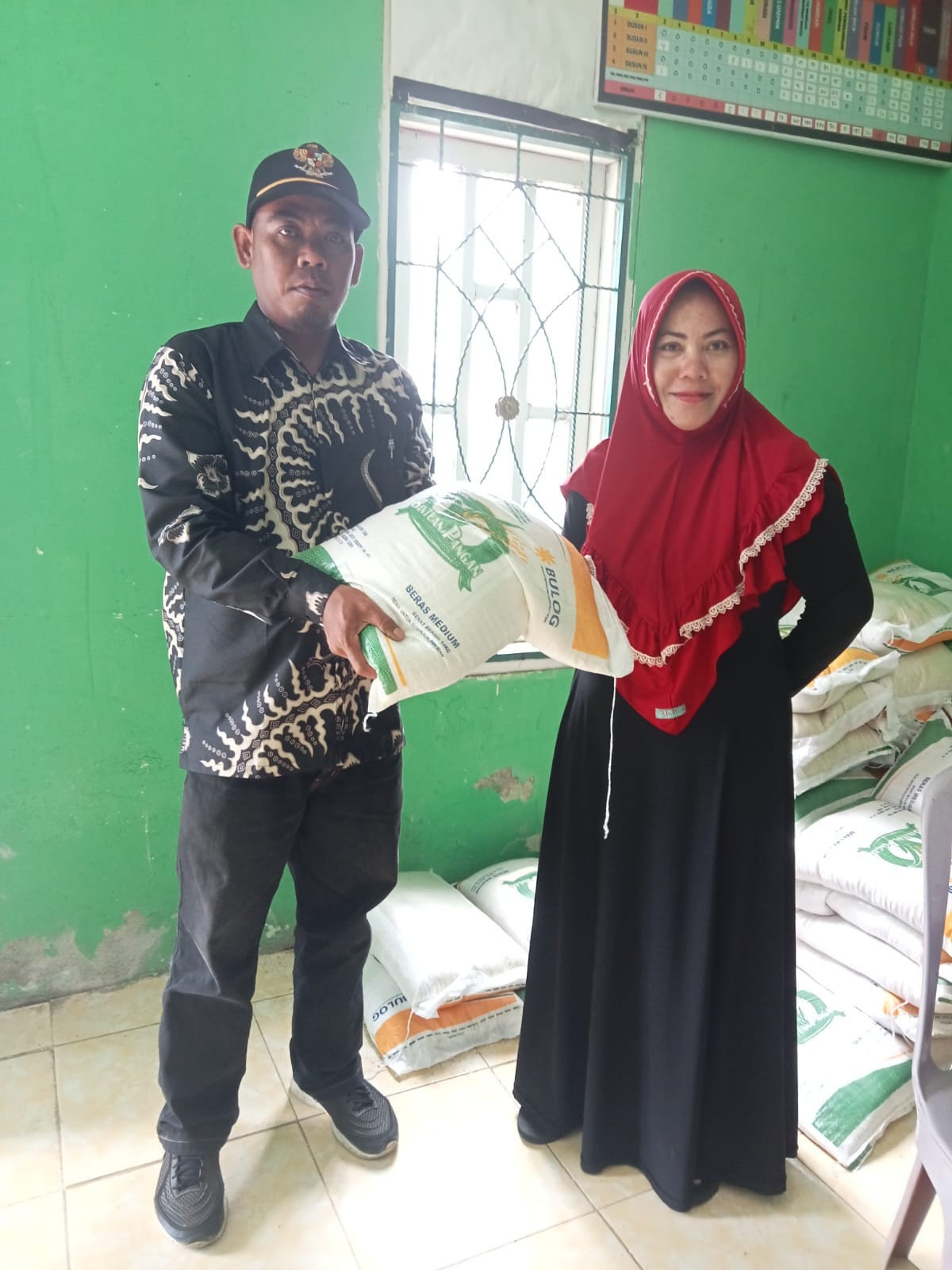 pembagian beras bantuan pangan