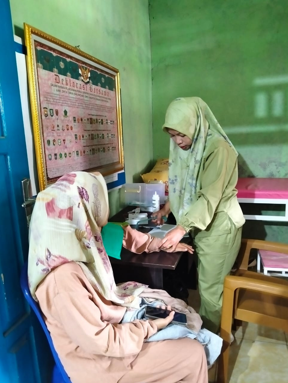 Pemeriksaan bumil oleh bidan