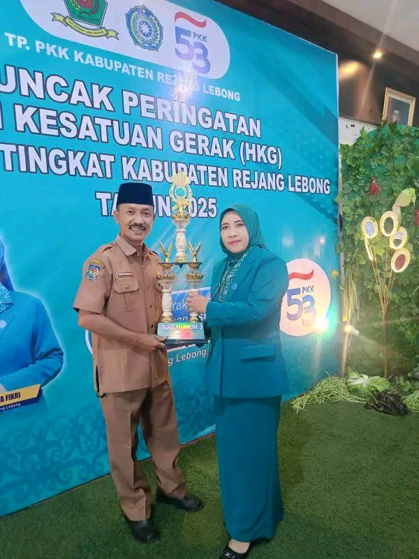 Penerimaan penghargaan juara ke-3 dalam HKG PKK