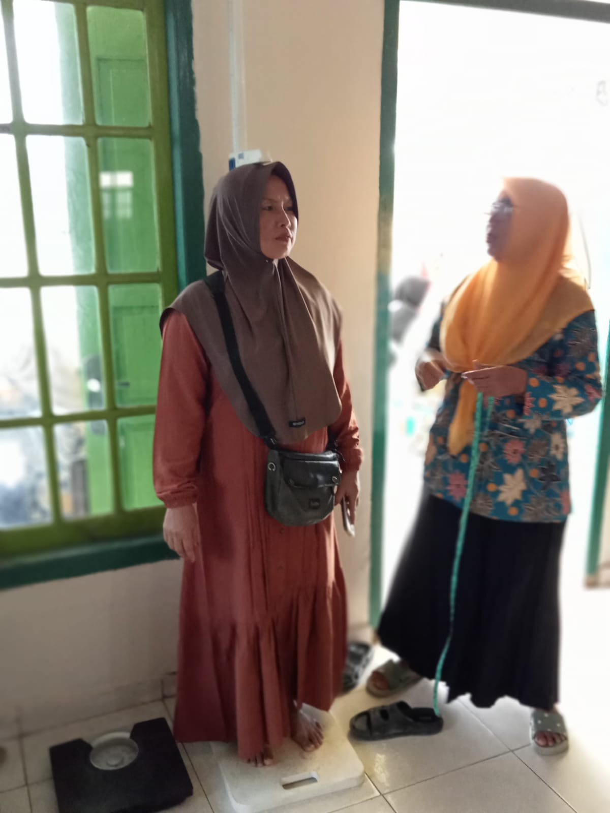Pengukuran tinggi badan dan berat badan lansia dan pralansia