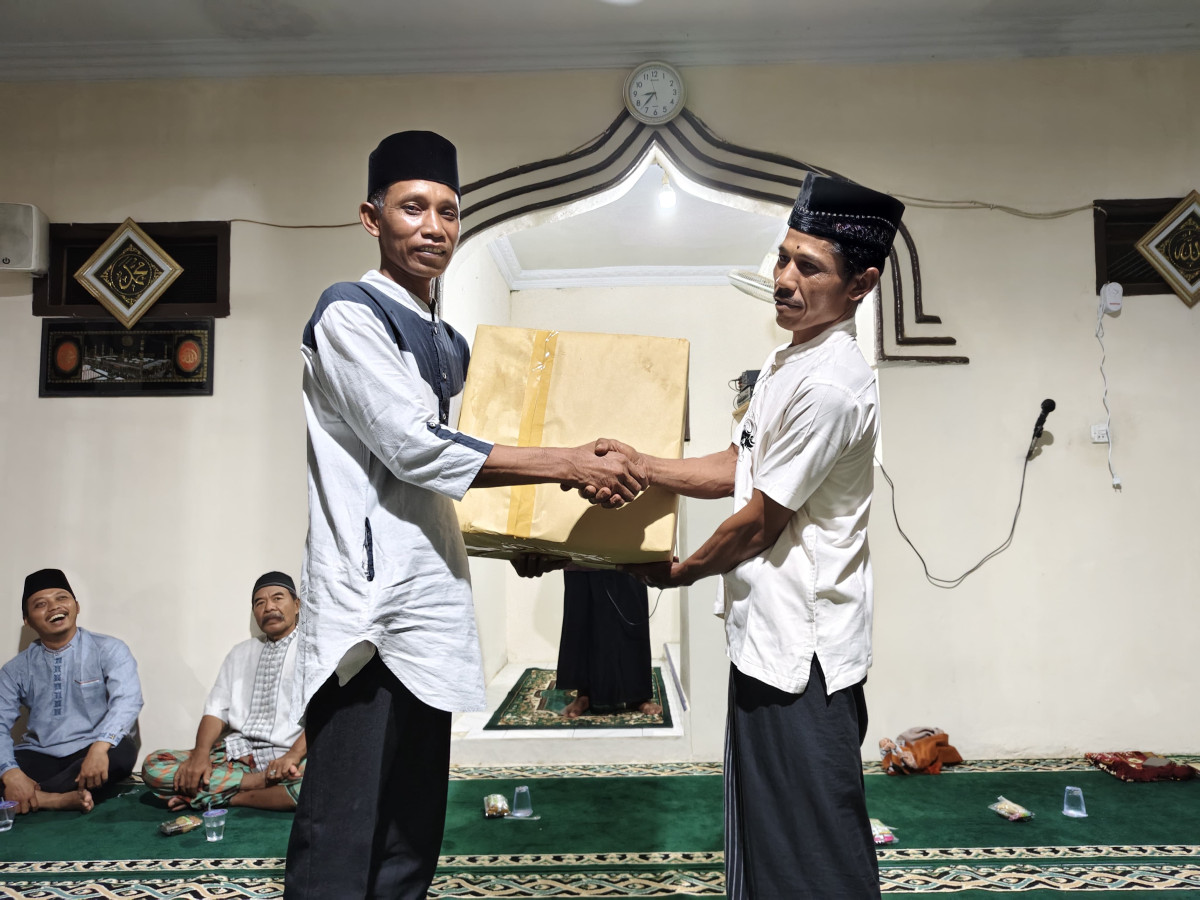 Pemberian bantuan oleh kepala desa