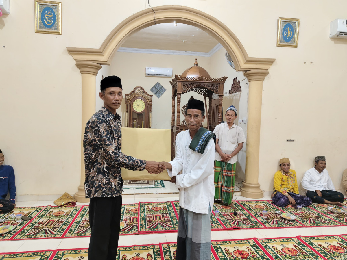 Pemberian bantuan oleh kepala desa