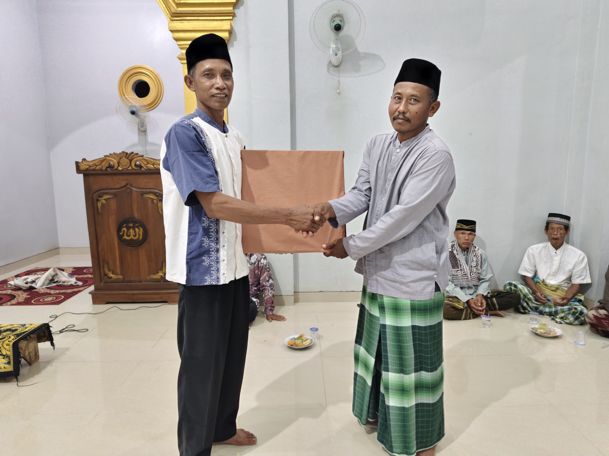 Pemberian bantuan oleh kepala desa