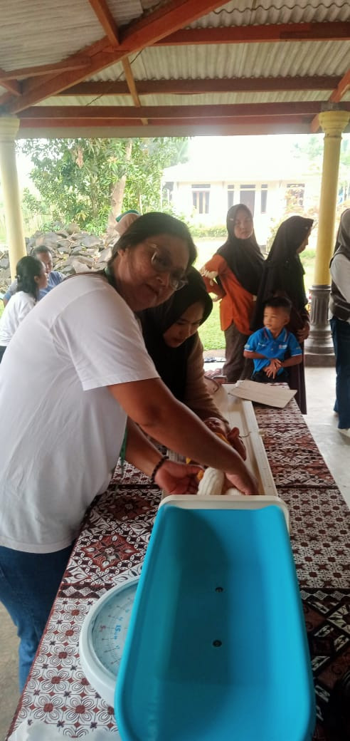 Penimbangan berat badan bayi