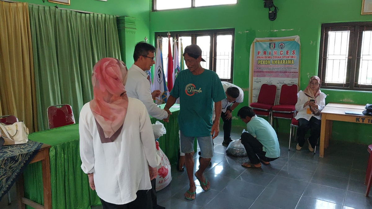 penyerahan paket bibit ikan air tawar oleh dinas ketahanan pangan kepada  balita stunting ambarawa