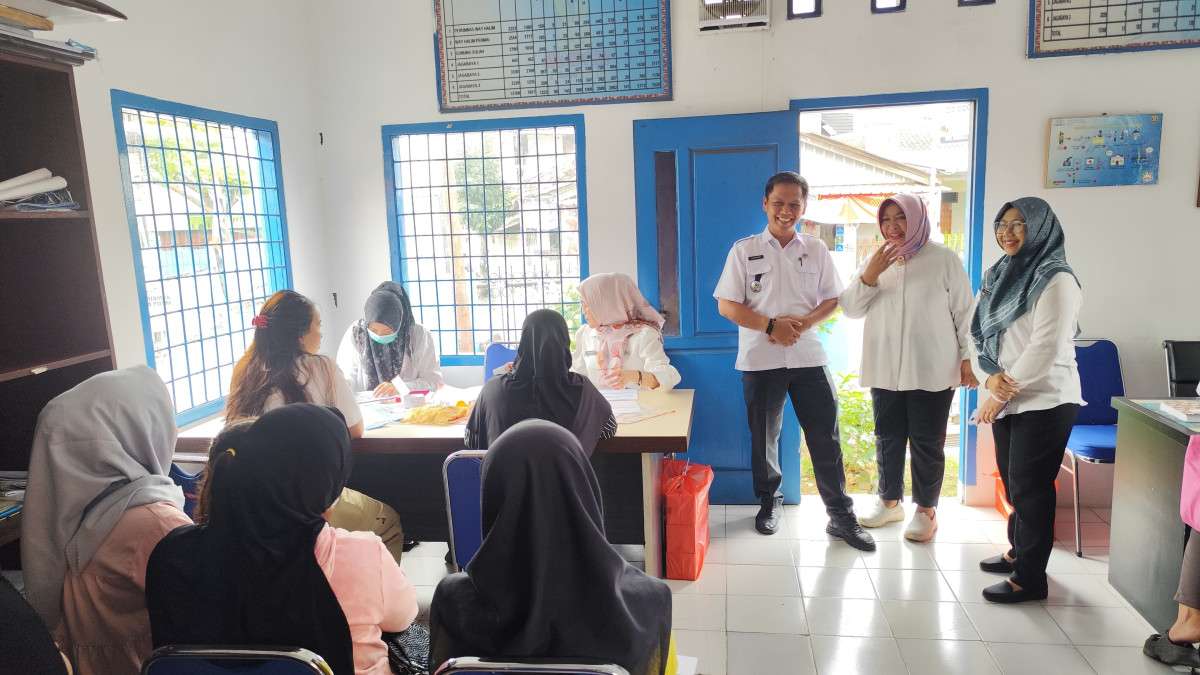 Bapak camat Wayhalim ikut mendampingi aseptor