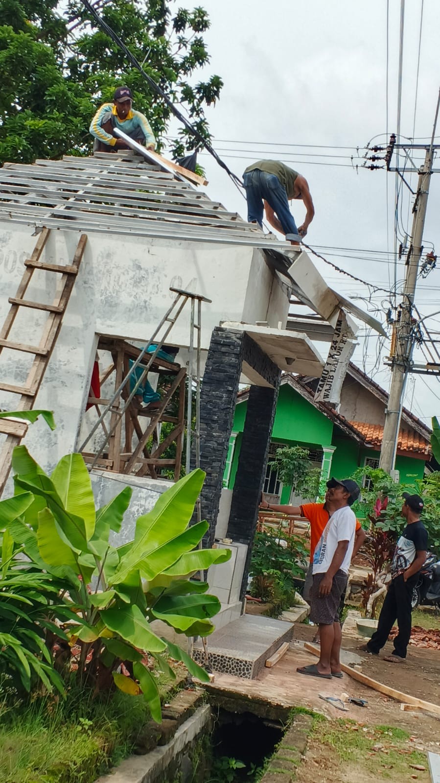 GOTONGROYONG BERSAMA  WARGA YOSODADI MEMPERBAIKI POSKAMLING