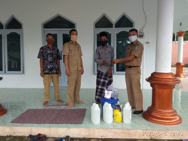 Bantuan peralatan dan antiseptik dan masker