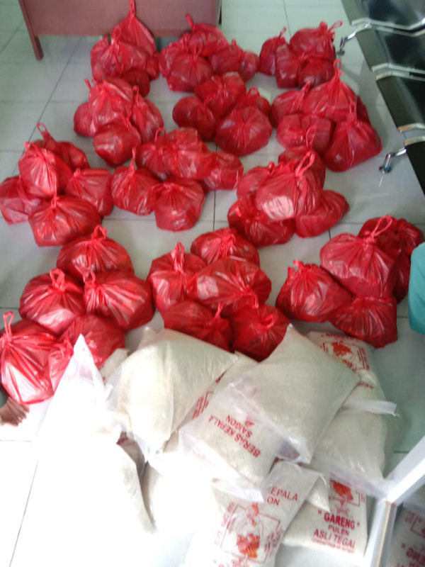 Bantuan sembako kepada masyarakat yang terdampak covid 19