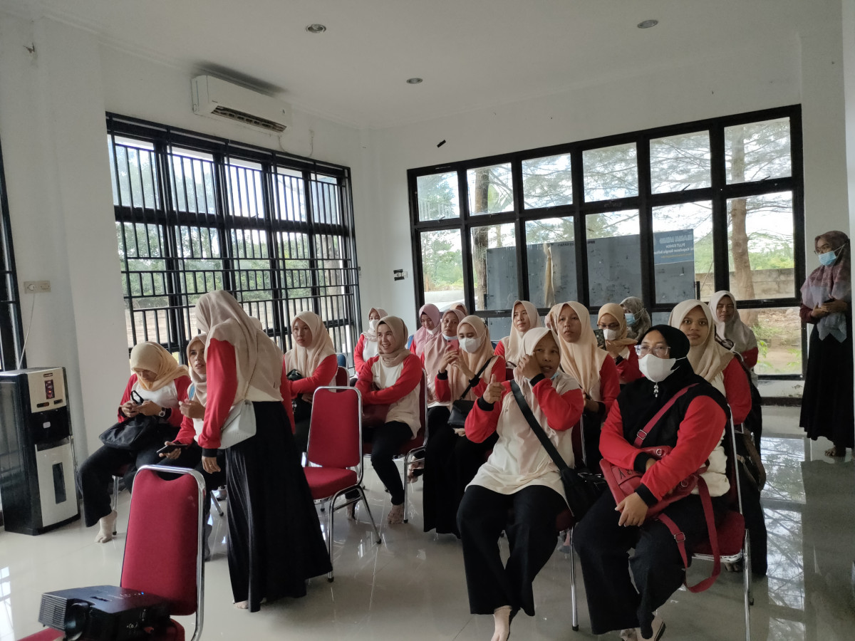 Mendengar Sosialisasi Dari Kepala Dinas Perindusterian dan Perdaggangan