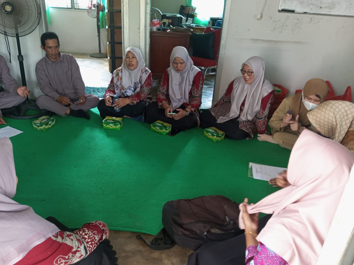 PEMBINAAN KADER DALAM KELOMPOK BINA KELUARGA BALITA DAN PENYERAHAN KIDS BKB